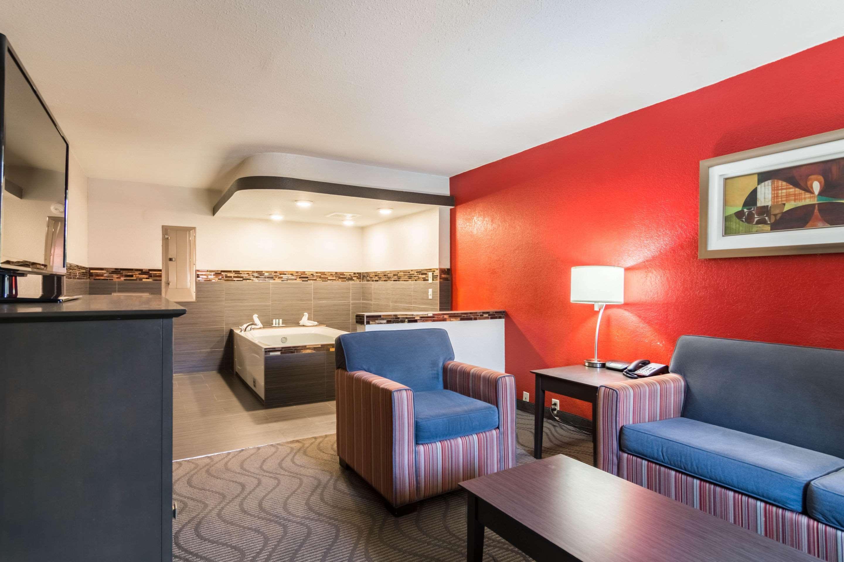 Clarion Inn & Suites Russellville I-40 Εξωτερικό φωτογραφία